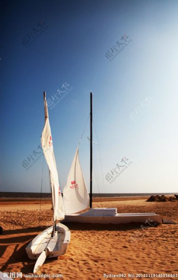 沙滩帆船图片