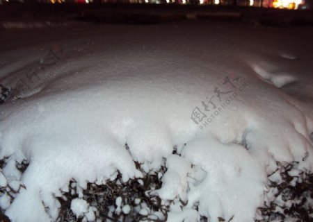 夜晚雪景图片