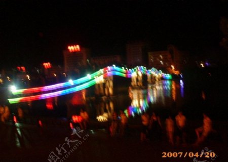 三亚彩虹天桥夜景图片