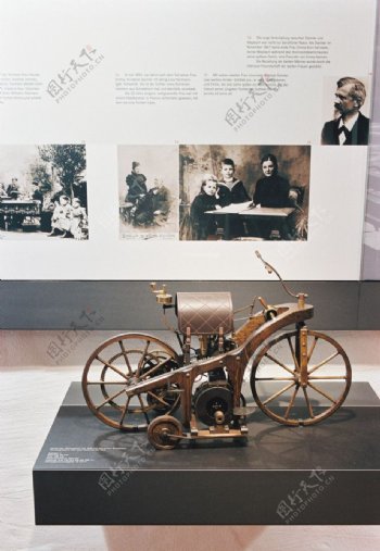 1885年第一部摩托车Reitwagen图片