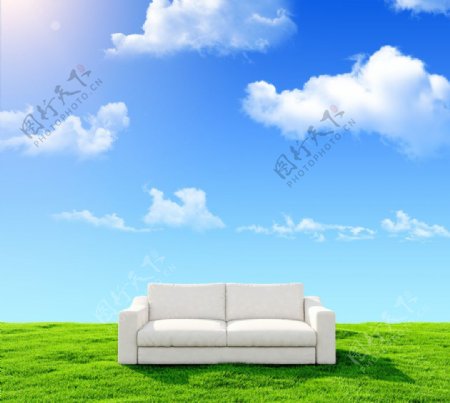 蓝天沙发草坪图片