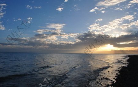 青海湖早晨图片
