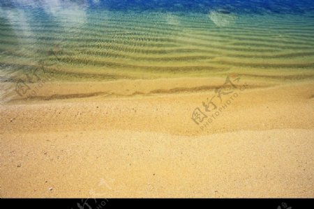 微波荡漾的湖水图片