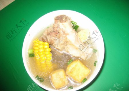 玉米筒骨豆腐汤图片
