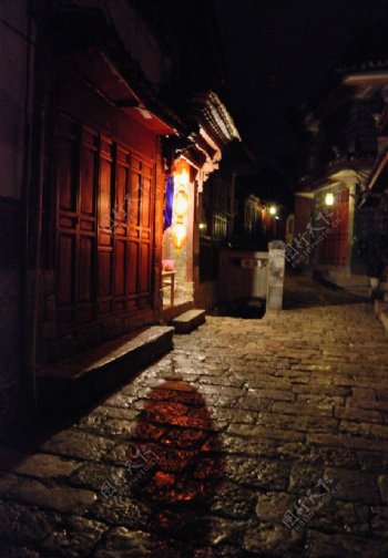 云南丽江古城夜景之小巷图片