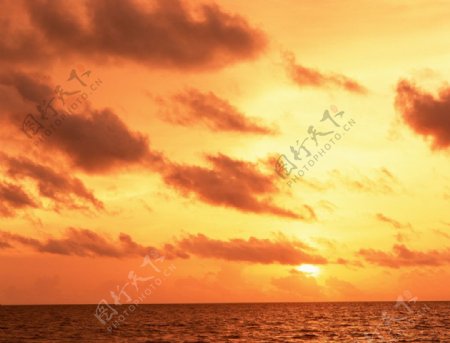 夕阳天空大海图片