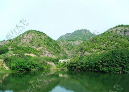 司马台长城水库河边山脉图片