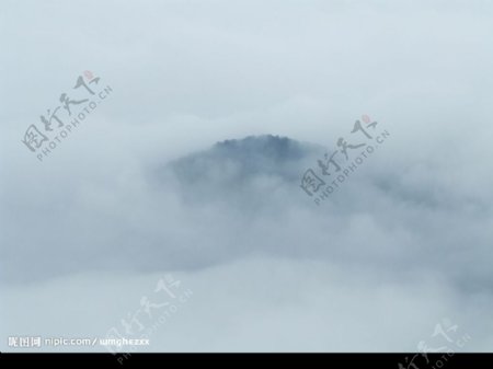 雨雾笼罩峨眉山图片