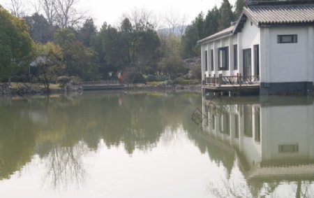 徐州云龙公园湖水旁的房子图片