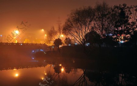 河岸夜景图片