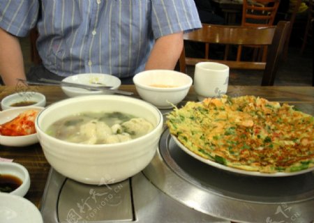 年糕餃子湯和海鮮煎餅图片