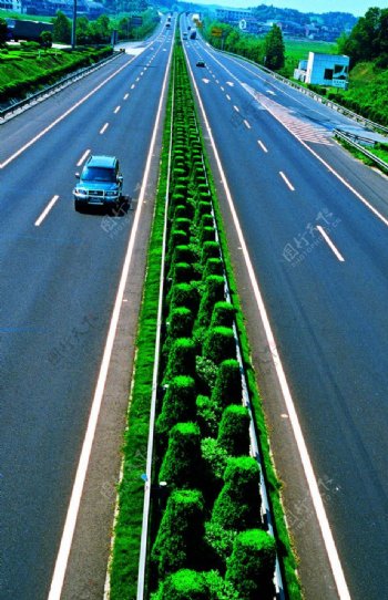 高速公路和行驶的汽车图片