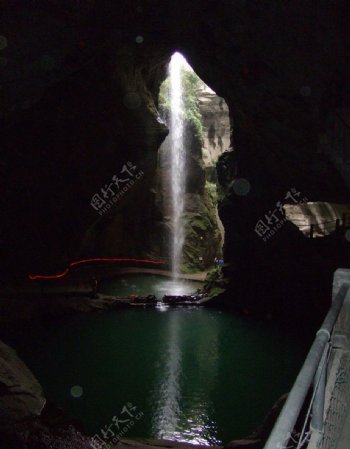 台州黄岩溶洞里的瀑布图片