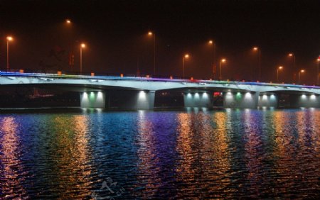 夜景水中桥下灯光图片