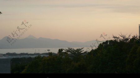 遥望夕阳下的深圳湾图片