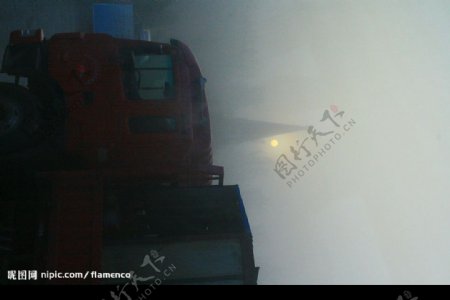 雾中停车场图片