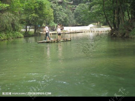 湖中竹筏图片
