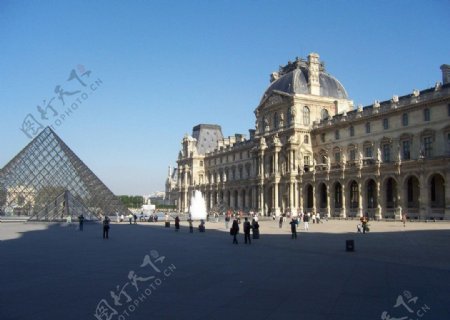 巴黎卢浮宫金字塔广场图片
