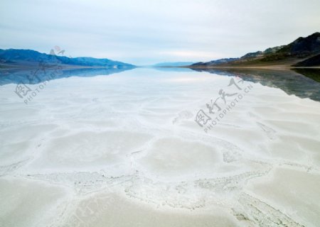 美国加州盐碱地远景图片