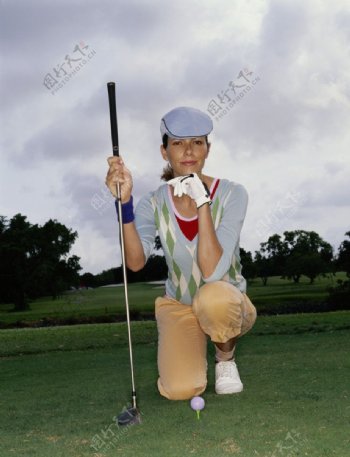 打高尔夫球的时尚气质美女图片