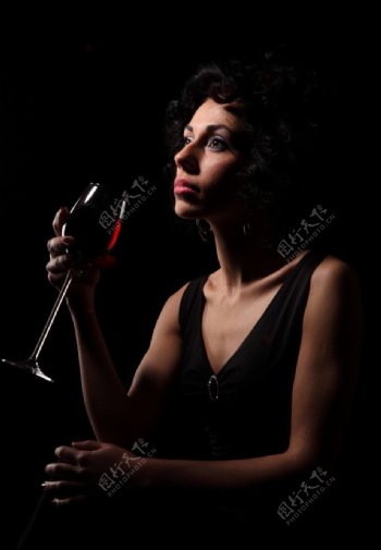端着葡萄酒的美女图片