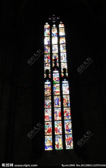 米兰大教堂玻璃窗图片
