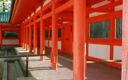 日本京都平安神宫日式柱廊图片