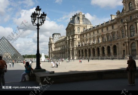 清晨的卢浮宫图片