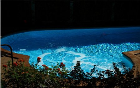 蓝色泳池图片
