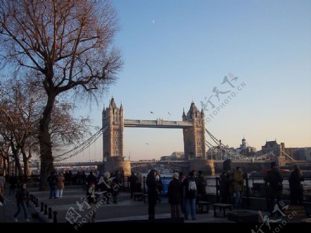 英国伦敦暮色中的塔桥图片