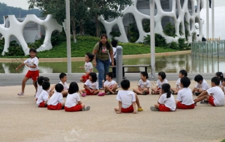 新加坡幼稚园老师和小朋友图片