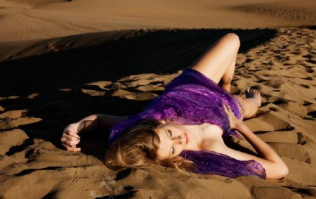 躺在沙滩上的美女模特图片