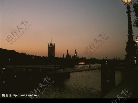 伦敦泰晤士河黄昏图片