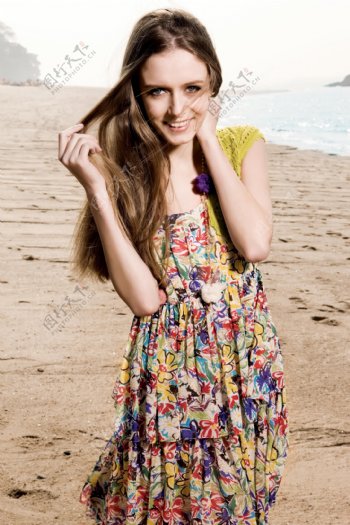 海滩边花裙美女图片