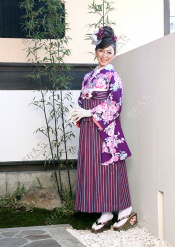 日本女人户外展示和服图片