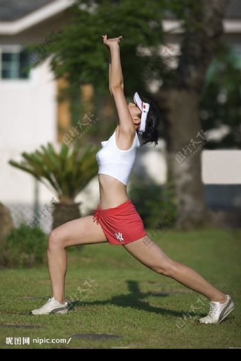 美女健身瑜伽美腿性感草坪图片