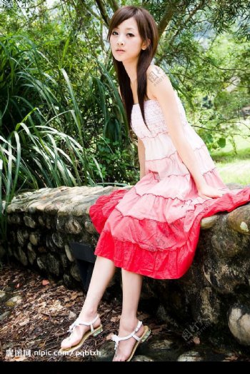 台湾网络人气美女果子MM红色连衣裙图片