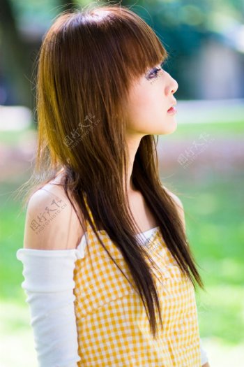 台湾网络人气美女果子MM露肩中袖T恤图片