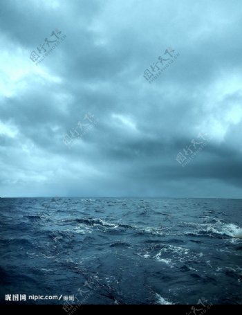 狂风下的海洋图片