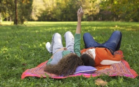 躺在草地上休闲快乐的情侣图片