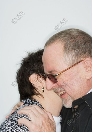 亲吻的老年夫妻图片