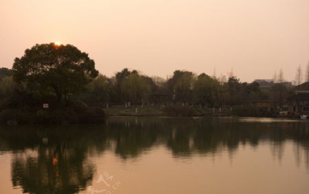 黄昏公园湖面图片