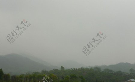 雨季乡村晨景图片
