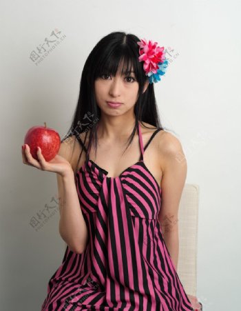 拿着红苹果带着鲜花的美女图片