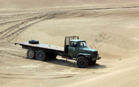 沙漠大卡车图片