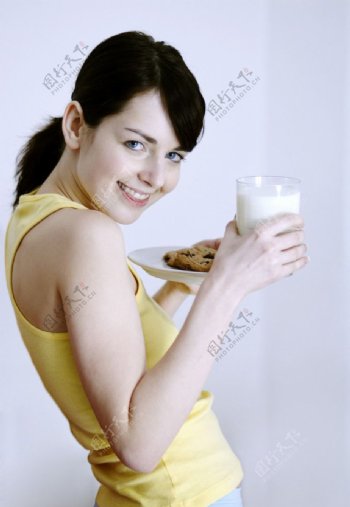 喝牛奶吃酥饼的漂亮性感美女图片