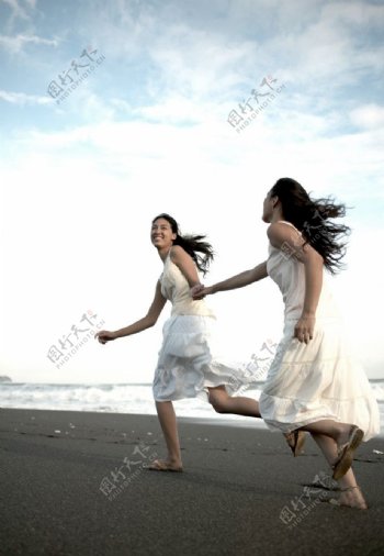 海滩奔跑的少女图片
