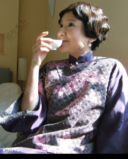 喝茶的旗袍美女图片
