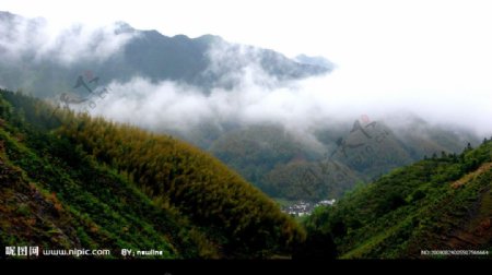 雲霧籠罩的右龍村图片