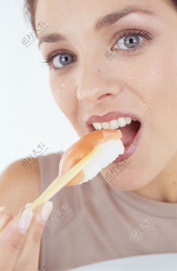 女人吃东西图片